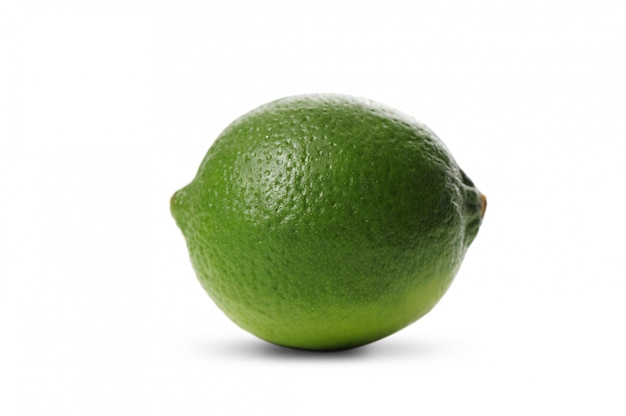 Fruit de citron vert frais isolé