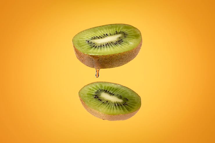 Photo gratuit fruit de kiwi en tranches flottantes avec un fond clair