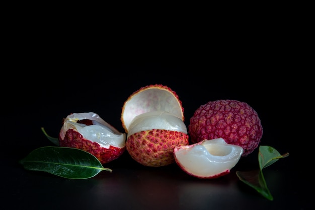 Fruit de litchi rouge placé dans un panier.