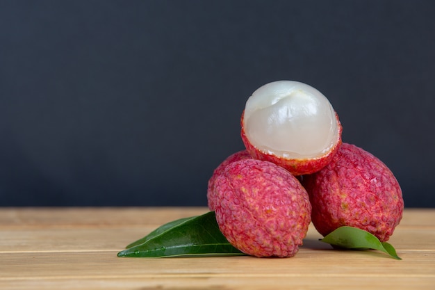 Fruit de litchi rouge placé dans un panier.