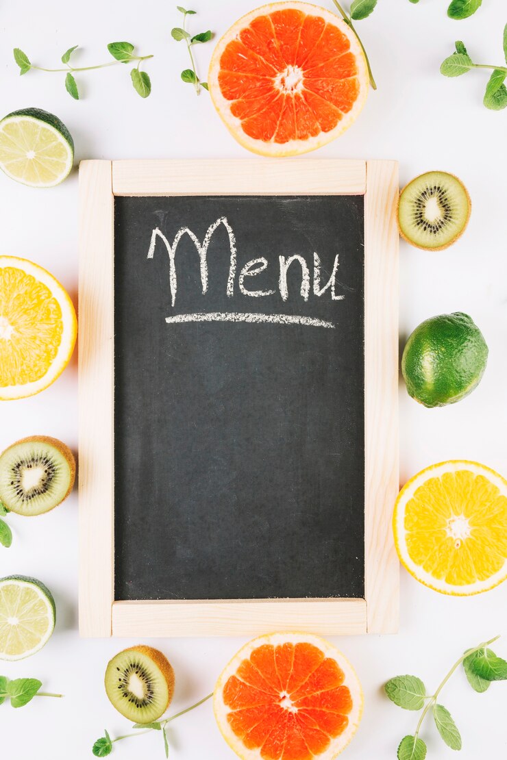 Photo gratuit fruits autour du tableau avec l&#39;écriture de menu