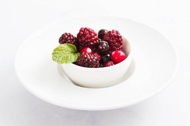 Fruits des bois à angle élevé dans un bol