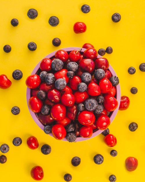 Photo gratuite fruits et bol désordonnés