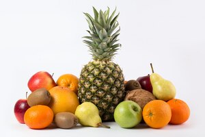 Fruits colorés savoureux frais mûrs juteux sur un bureau blanc