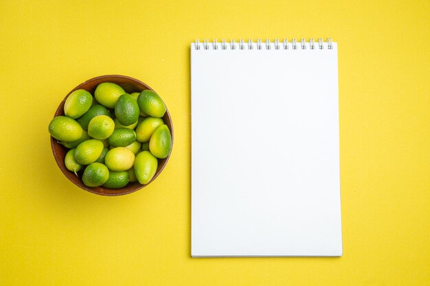 fruits dans un bol fruits verts dans le bol cahier blanc