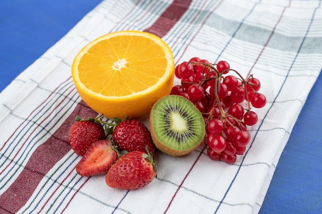 Fruits délicieux frais et sucrés sur nappe.