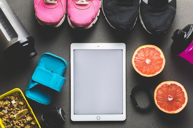 Photo gratuite fruits et équipement de sport près de la tablette