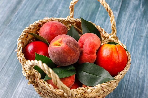 Fruits d'été: pêches aux figues, nectarine et pêches, vue de dessus