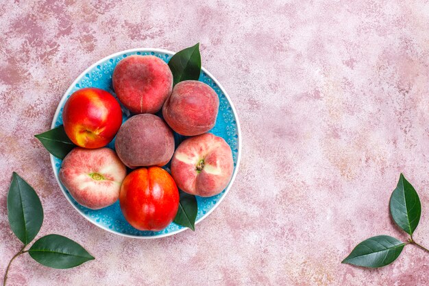 Fruits d'été: pêches figues, nectarine et pêches, vue du dessus