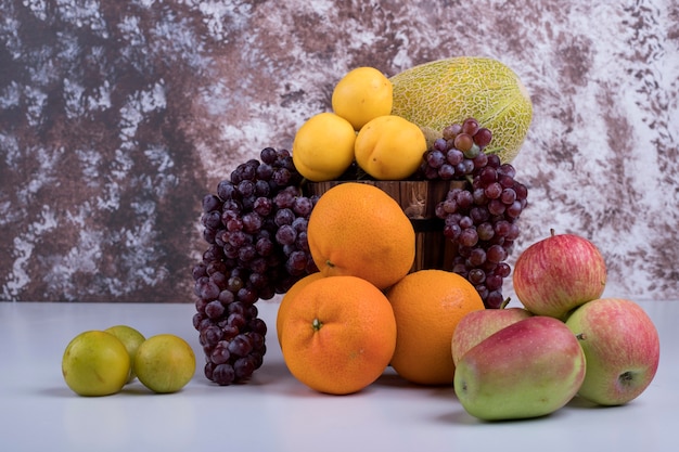 Les fruits d'été se mélangent sur un marbre.