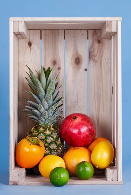 Fruits exotiques dans une caisse en bois