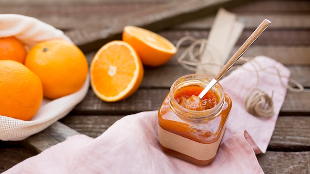 Photo gratuite fruits frais et confiture d'oranges maison