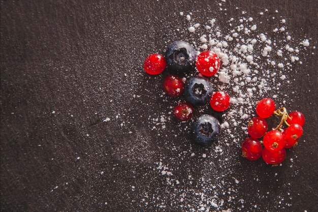 Fruits frais décoratifs avec copie espace