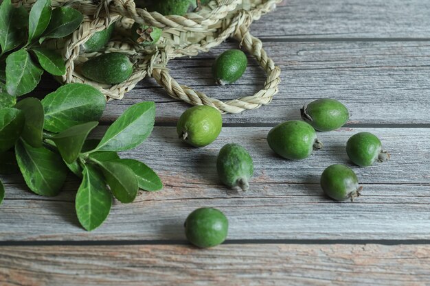 Fruits frais feijoa sur table en bois.