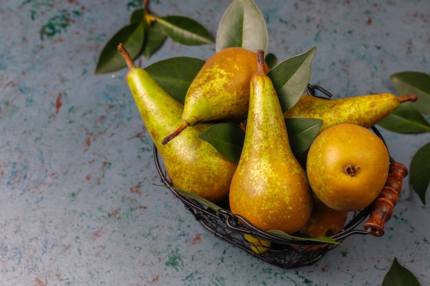 Photo gratuite fruits frais de la ferme biologique, poires, coings, vue de dessus