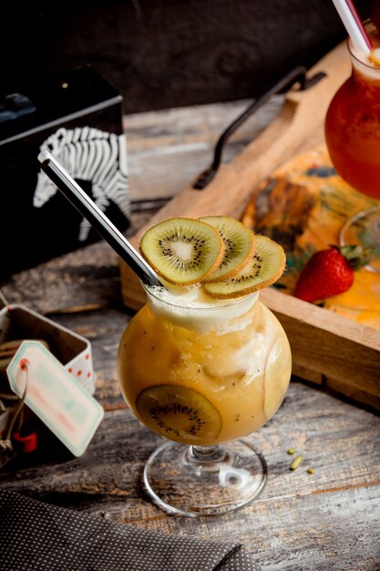 Fruits frais avec des tranches de kiwi