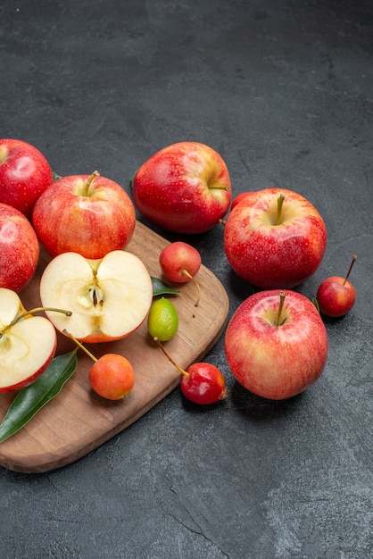Photo gratuite fruits fruits baies sur le plateau à côté des pommes