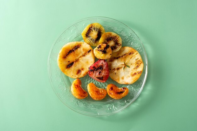 Fruits grillés pour l'été sur fond vert