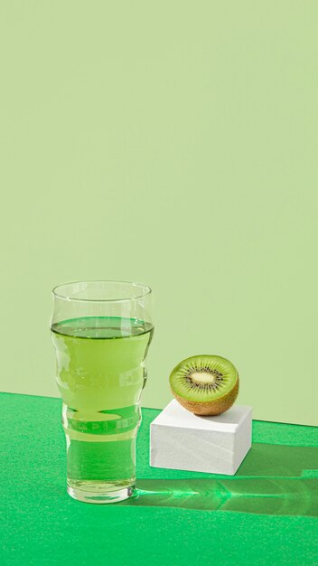 Photo gratuite fruits et jus de kiwi délicieux à angle élevé