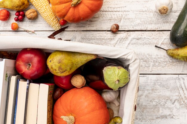 Fruits et légumes sur un panier avec des livres