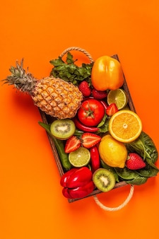 Fruits et légumes riches en vitamine c en boite. alimentation équilibrée. vue de dessus