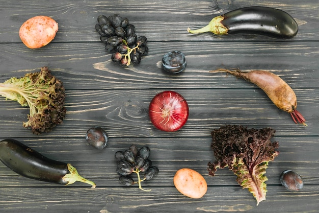 Fruits et légumes sur une table en bois