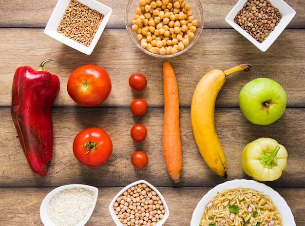 Fruits et légumes sur une table en bois