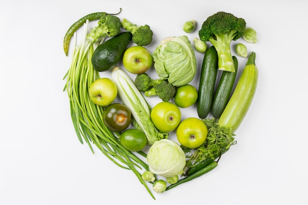 Fruits et légumes verts à plat