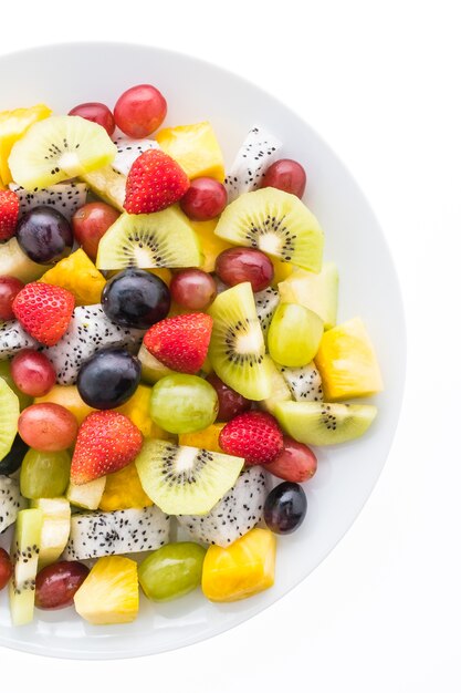 Fruits mélangés en assiette blanche