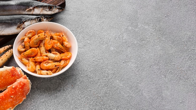 Fruits de mer à angle élevé prêts à être cuisinés