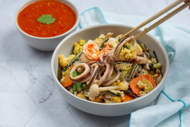 Fruits de mer Sukiyaki servis avec sauce épicée suki