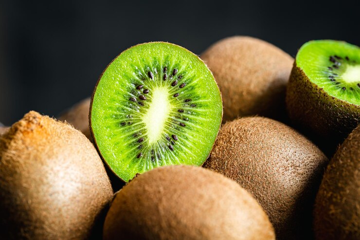 Photo gratuit fruits mûrs de kiwi coupés et entiers en gros plan