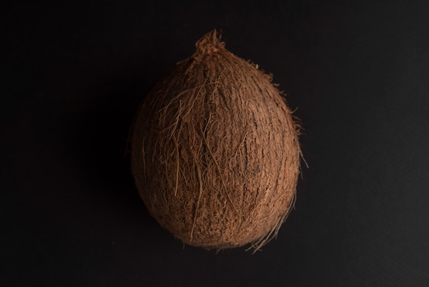 Fruits de noix de coco sur noir