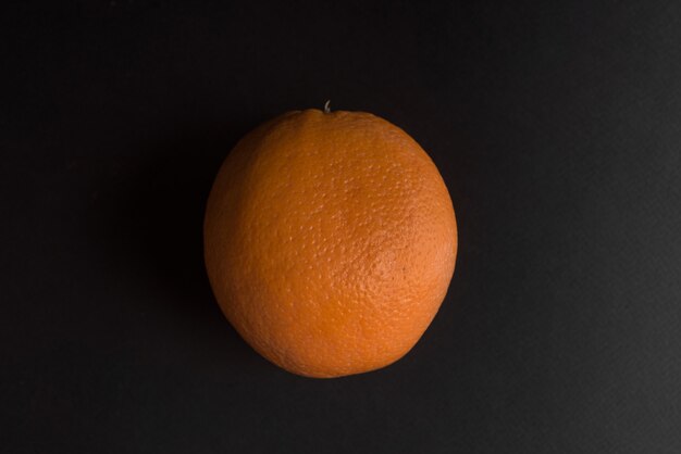 Fruits orange frais isolés sur fond noir