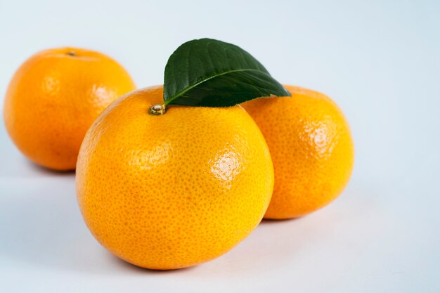 Fruits orange juteux frais sur fond blanc