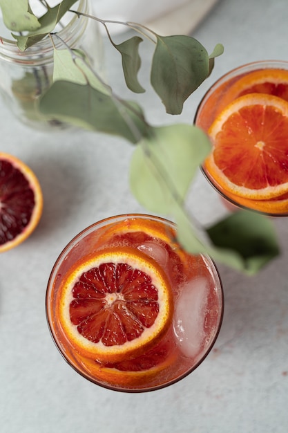 Fruits orange en tranches sur textile blanc