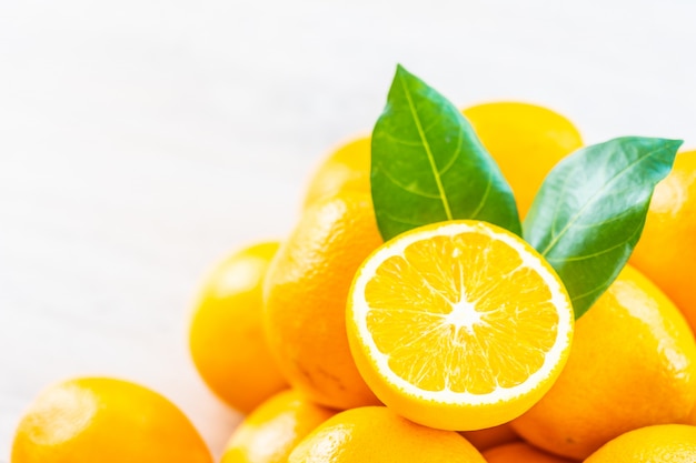 Fruits d'oranges fraîches sur table