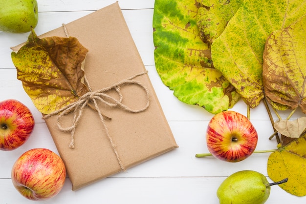 Fruits parmi les feuilles