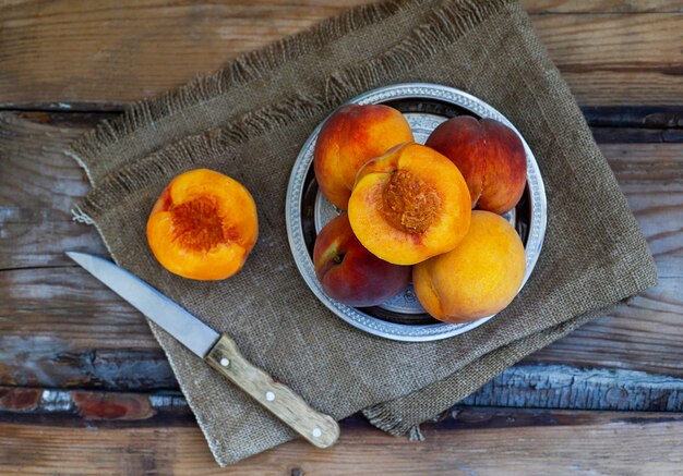 Fruits de pêches fraîches sur rustique, vue de dessus