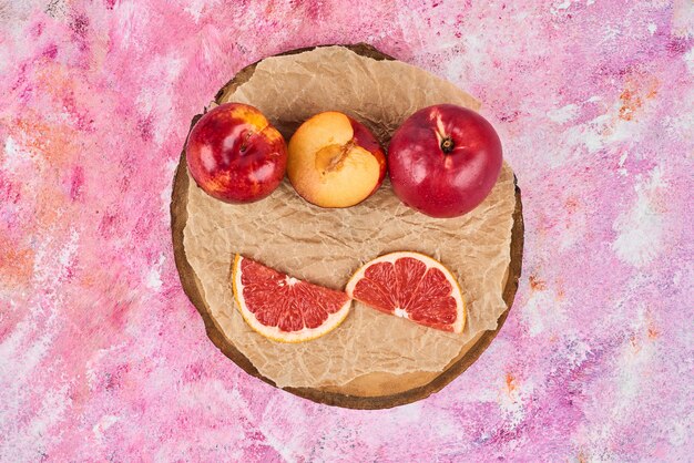 Fruits sur un plateau en bois.