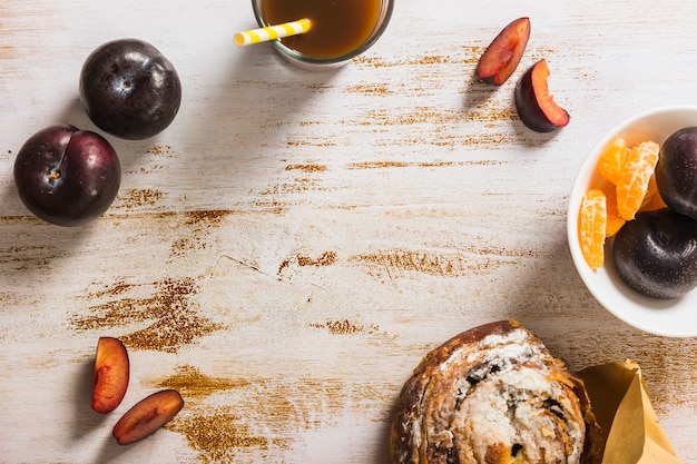 Fruits près de la boisson et de la pâtisserie