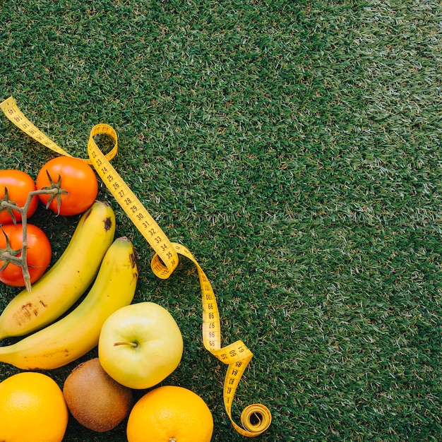 Photo gratuite fruits et ruban à mesurer