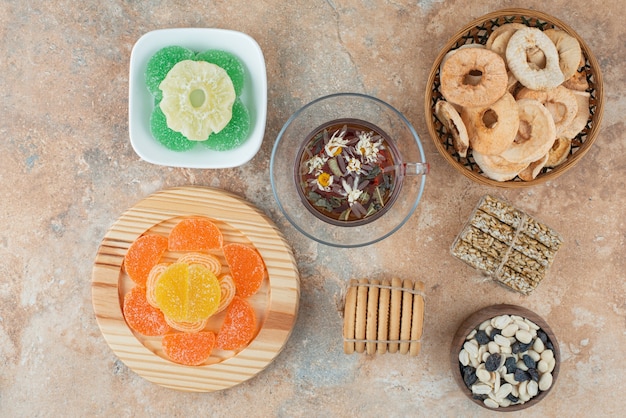 Photo gratuite fruits sains secs avec marmelade et tasse de tisane