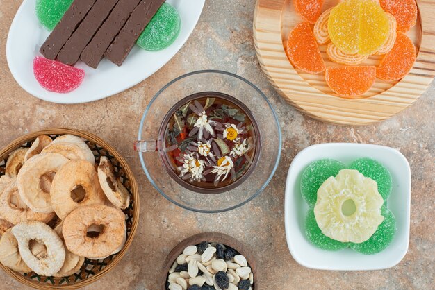 Fruits sains secs avec marmelade et tasse de tisane