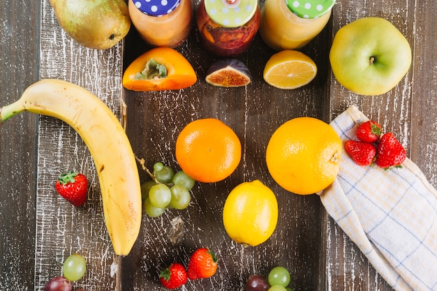 Fruits savoureux près des bouteilles