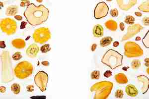 Photo gratuite fruits secs et noix bien disposés sur table