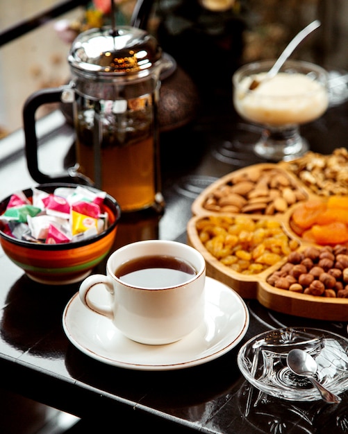 Fruits Secs Et Noix Avec Thé Et Bonbons