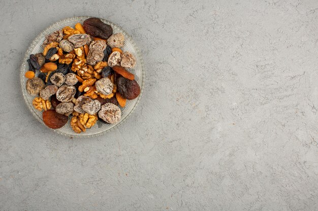 Les Fruits Secs Une Vue De Dessus à L'intérieur De L'assiette Ronde En Verre Sur Une Lumière