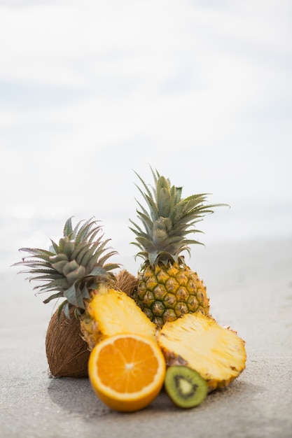 Les fruits tropicaux conservés sur le sable