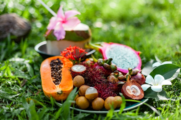 Photo gratuit fruits tropicaux de la région d'asie sur l'herbe